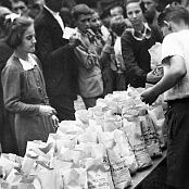1938 - Giovani figlie di uoeini collaborano in piazza XX Settembre alla "Festa dell'Uva" organizzata dall'Ente Comunale Assistenza del Comune di Udine.