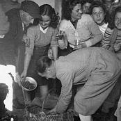 1946 - Le giovani uoeine udinesi distribuiscono le castagne alla Marronata sociale a Valle di Faèdis