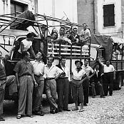 Anni 45 - 50 Gli uoeini udinesi in partenza per la gita a Lignano Sabbiadoro