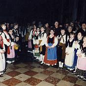 1990 - I giovanissimi del Gruppo folcloristico "Stelutis di Udin" - Uoei nella Chiesa di San Valentino in Borco Pracchiuso (Ud)