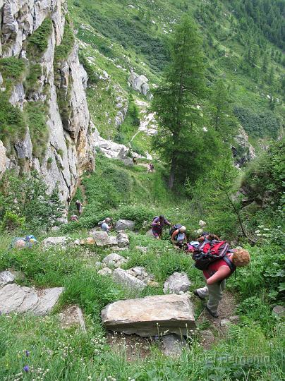 IMG_3233.JPG - La ripida salita su gradoni di pietra che porta in quota