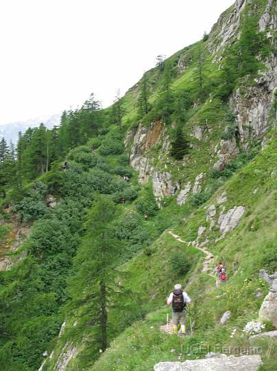 IMG_3235.JPG - L'ultimo tratto del  sentiero esposto che porta alla cappelletta di San Silvestro.