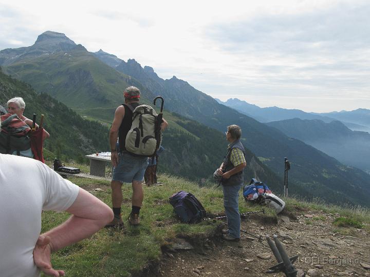IMG_3242.JPG - Pausa sullo spazio erboso della cappelletta di San Silvestro (sullo sfondo il Pizzo Diei e la punta del Monte Cistella)