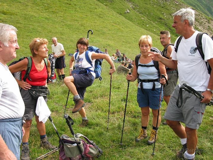 IMG_3243.JPG - Pausa sull'ampio spazio erboso della cappelletta di San Silvestro