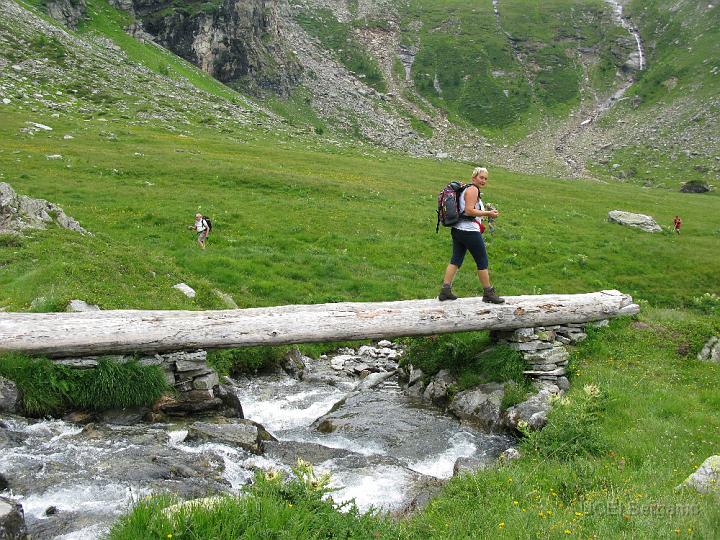 IMG_3251.JPG - Attraversamento di un torrente al Pian du Scric (circa m. 1950)