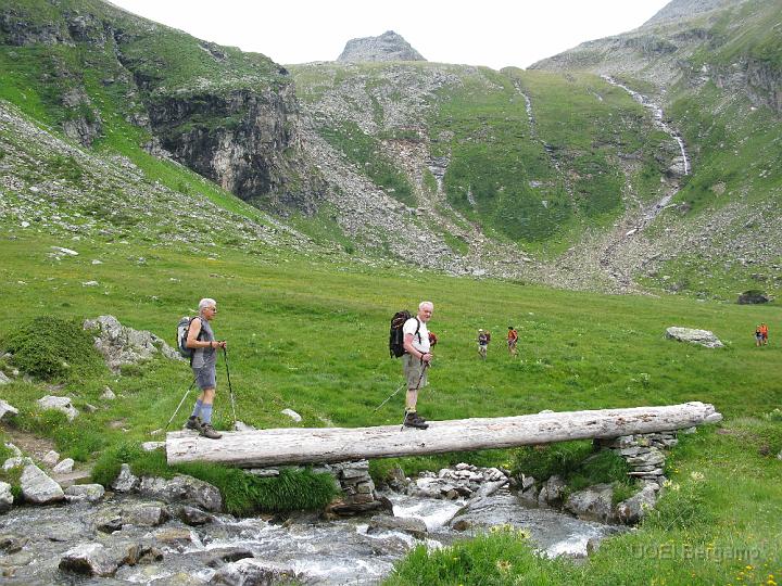 IMG_3254.JPG - Attraversamento di un torrente al Pian du Scric (circa m. 1950); sullo sfondo  il Passo di Valtendra (GTA)