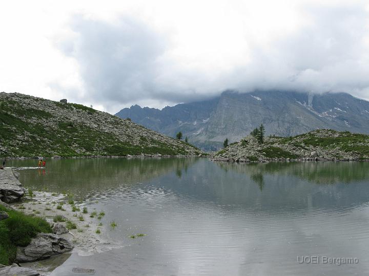 IMG_3264.JPG - Il Lago Bianco (m. 2160) - Sol fondo il Monte Leone coperto dalla nubi