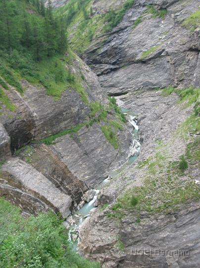 IMG_3286.JPG - Il torrente Cairasca nella sinuosa vallata incavata nella roccia