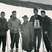 13-14-15 febbraio 1954 - Altopiano del Consiglio (Vittorio Veneto), 1° Campionato Nazionale UOEI di Sci organizzato dalla Sezione di Treviso. Il Presidente Gen. Terenzio Fantini con gli Atleti