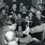 13-14-15 febbraio 1954 - Altopiano del Consiglio (Vittorio Veneto), 1° Campionato Nazionale UOEI di Sci organizzato dalla Sezione di Treviso.
Nel municipio di Vittorio Veneto mentre il Presidente della Sezione di Ripa di Versilia riceve la Coppa-Premio per la sezione più distante.