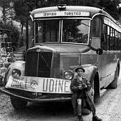 Anni 50 - La corriera "dì servizio turistico" in attesa del rientro degli escursionisti udinesi