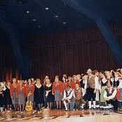 2001 - Saluto al pubblico alla fine dello spettacolo offerto dall'Uoei di Udine con i gruppi: Corale "I cantori del Friuli" Garzoni-Zardini, "Grop Corèi Gjviano", "Stelutis di Udin"