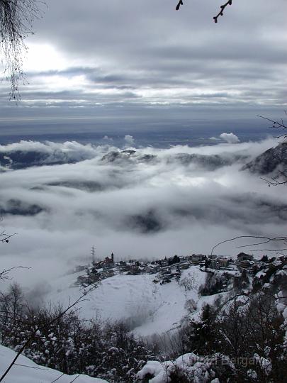 dscn2909.jpg - Selvino (gioca a nascondiglio fra le nubi)