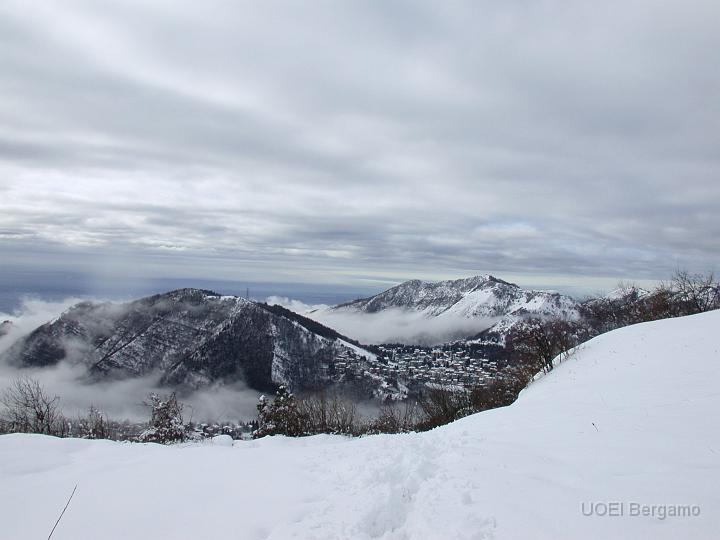 dscn2914.jpg - Panorama dalle pendici del Poieto