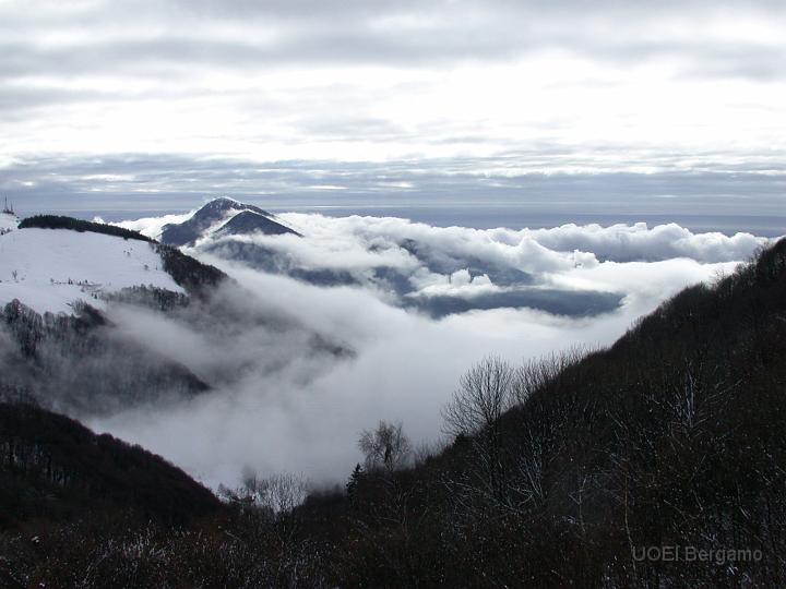 dscn2923.jpg - Distesa di nubi sulla pianura