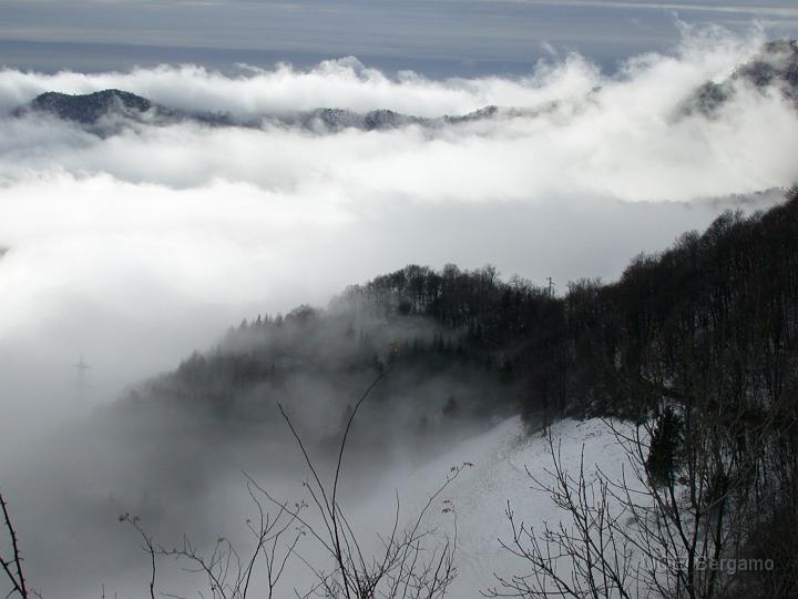 dscn2934.jpg - Giochi di luce, nebbia e nubi sulla vallata